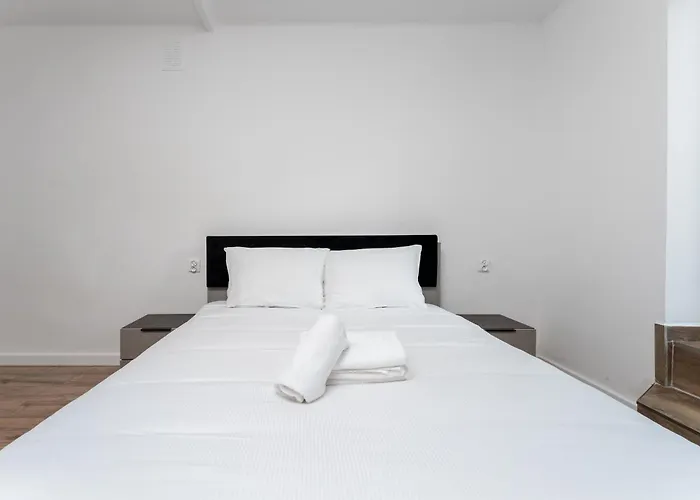 Pleszowska Urban Elegance By Bookinghost *