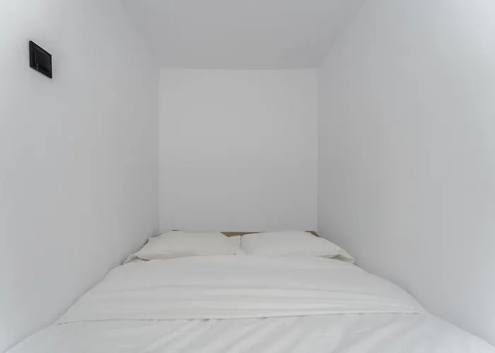 Pleszowska Urban Elegance By Bookinghost *