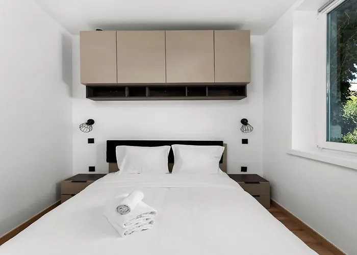 Pleszowska Urban Elegance By Bookinghost *