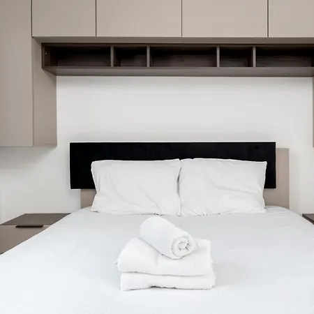 Pleszowska Urban Elegance By Bookinghost