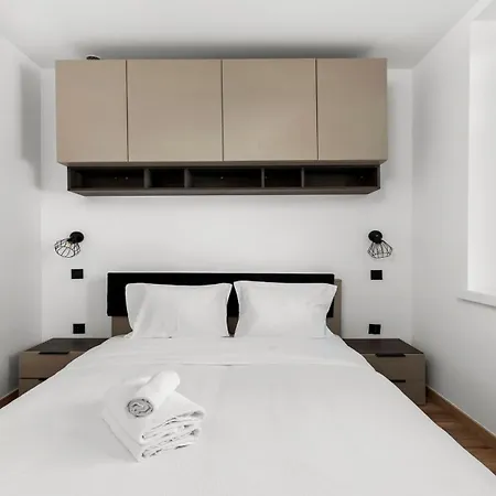 Pleszowska Urban Elegance By Bookinghost *